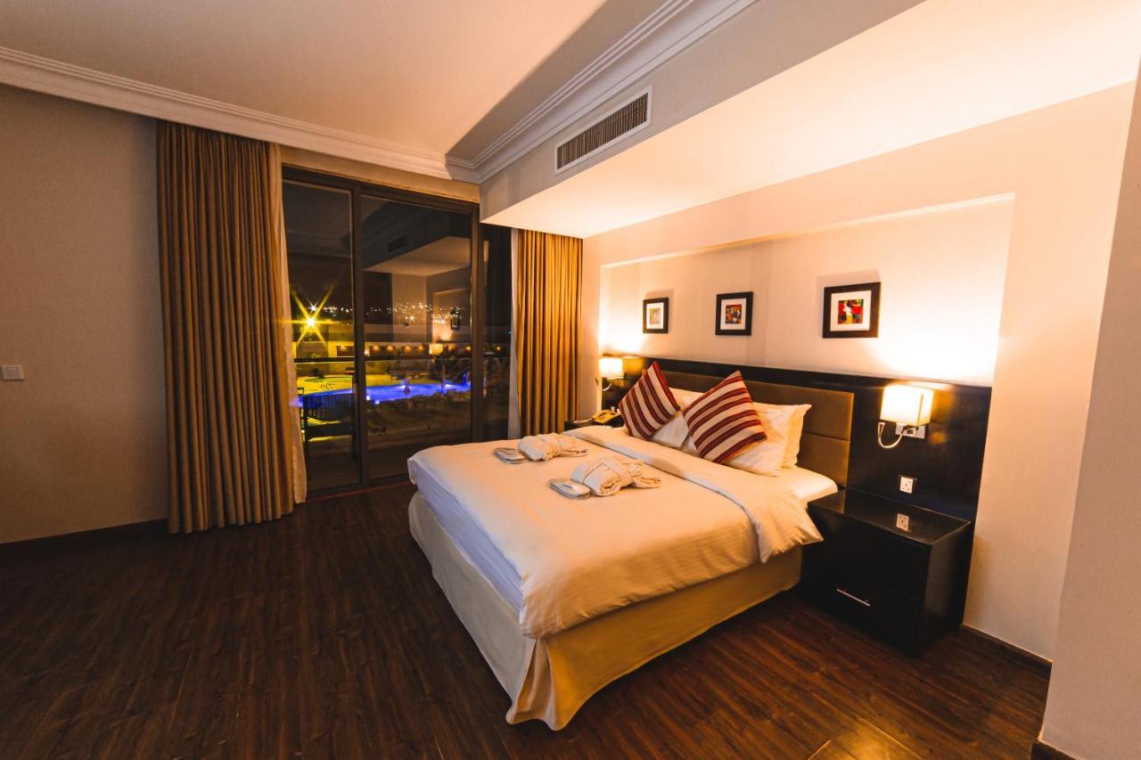 Oryx Hotel Aqaba Bagian luar foto A bedroom at the hotel