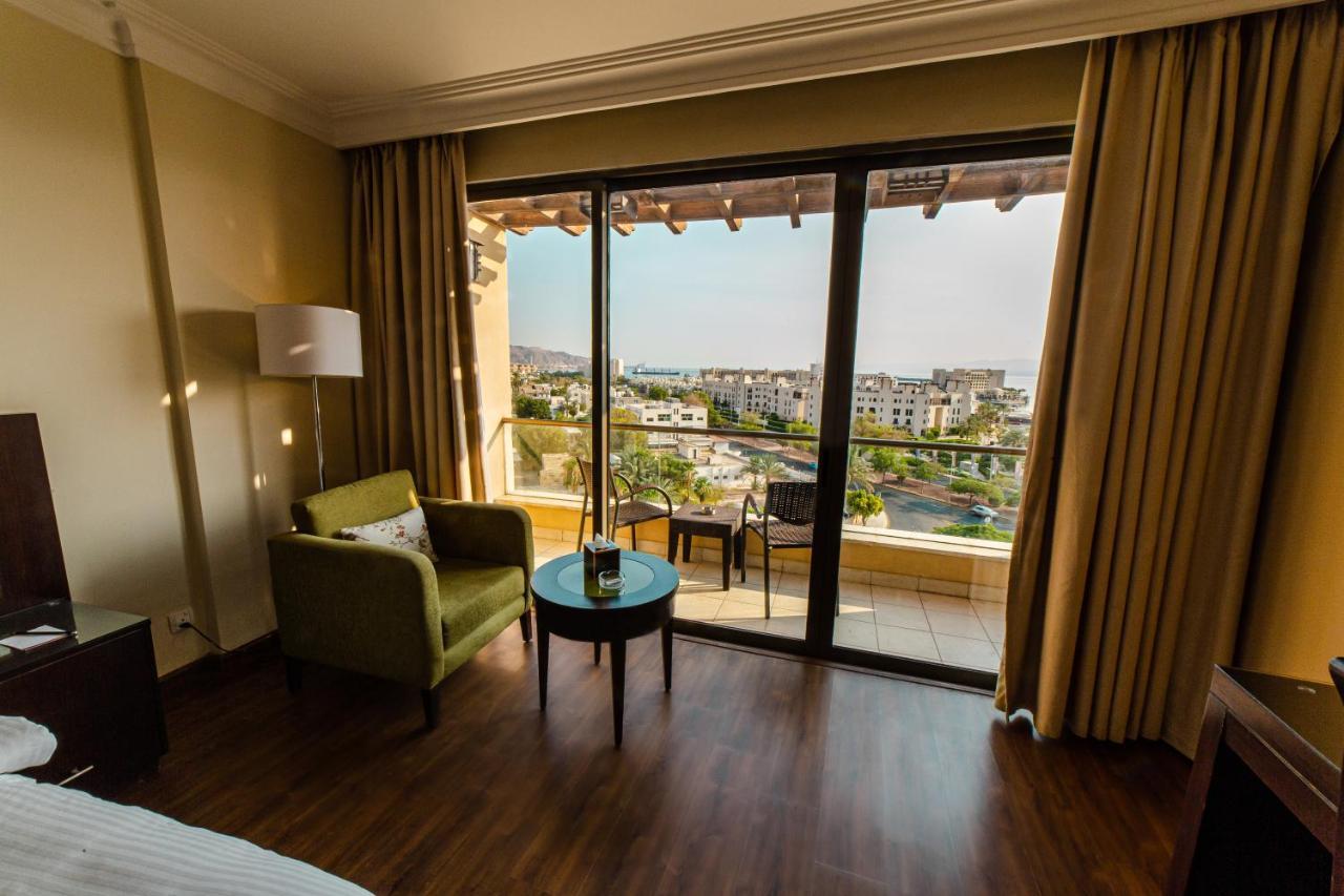 Oryx Hotel Aqaba Bagian luar foto A room at the hotel