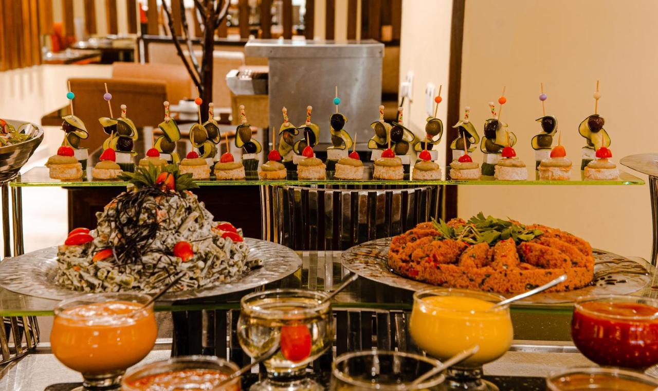 Oryx Hotel Aqaba Bagian luar foto A selection of canapés