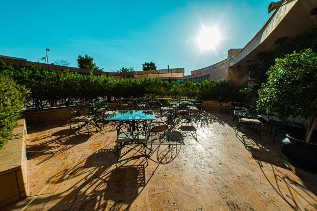 Oryx Hotel Aqaba Bagian luar foto The courtyard at the University of Arizona