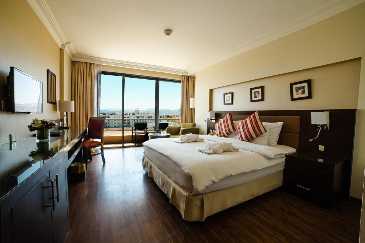 Oryx Hotel Aqaba Bagian luar foto A room at the hotel