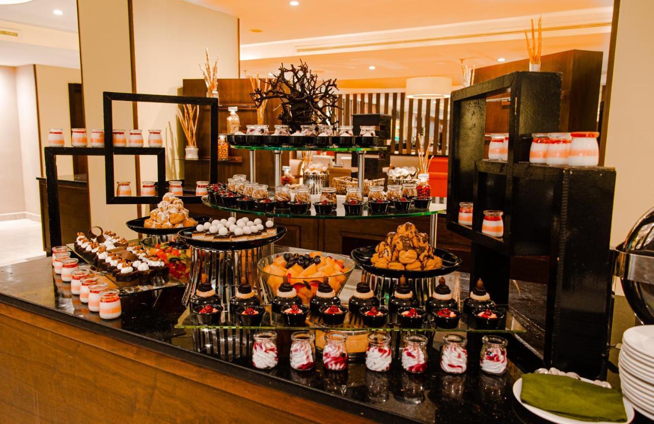 Oryx Hotel Aqaba Bagian luar foto A dessert buffet