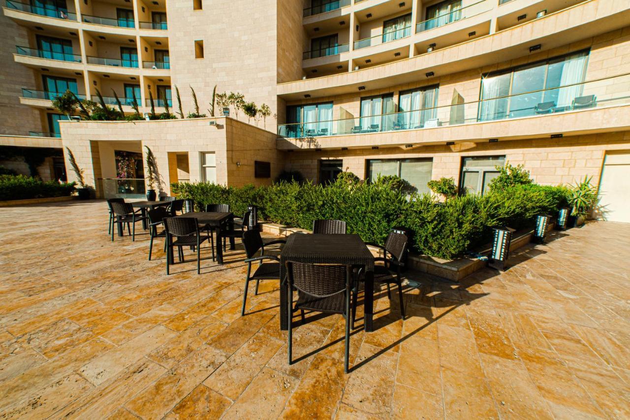 Oryx Hotel Aqaba Bagian luar foto The hotel's courtyard