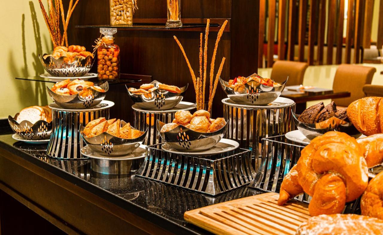 Oryx Hotel Aqaba Bagian luar foto A buffet at a hotel