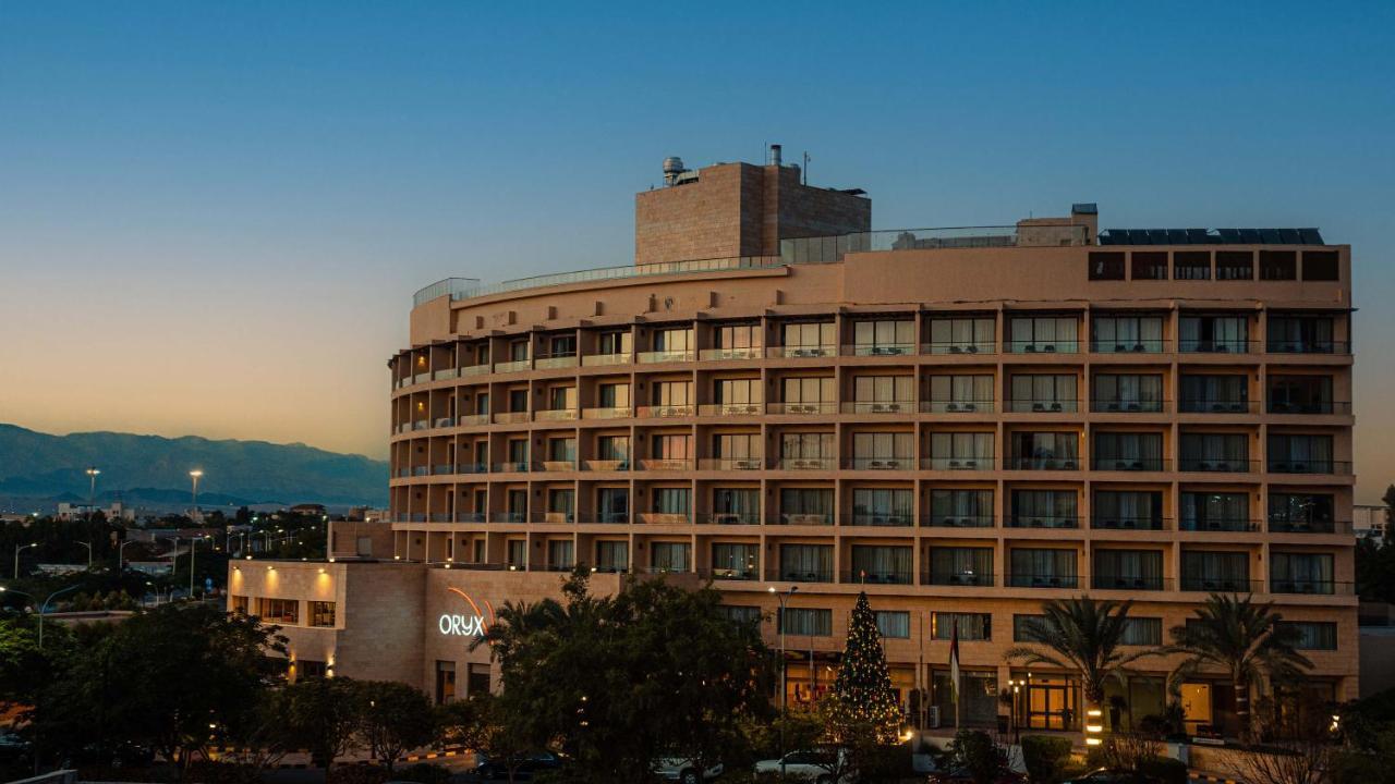 Oryx Hotel Aqaba Bagian luar foto The hotel at night