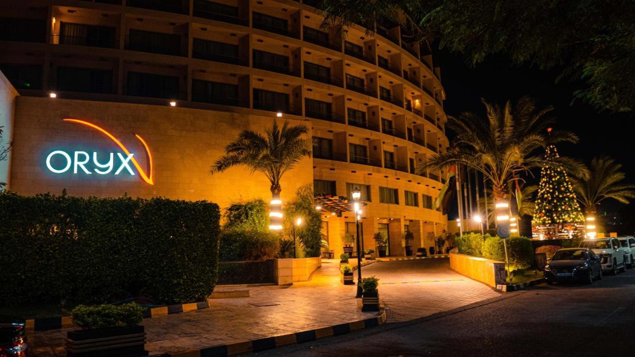 Oryx Hotel Aqaba Bagian luar foto The hotel at night