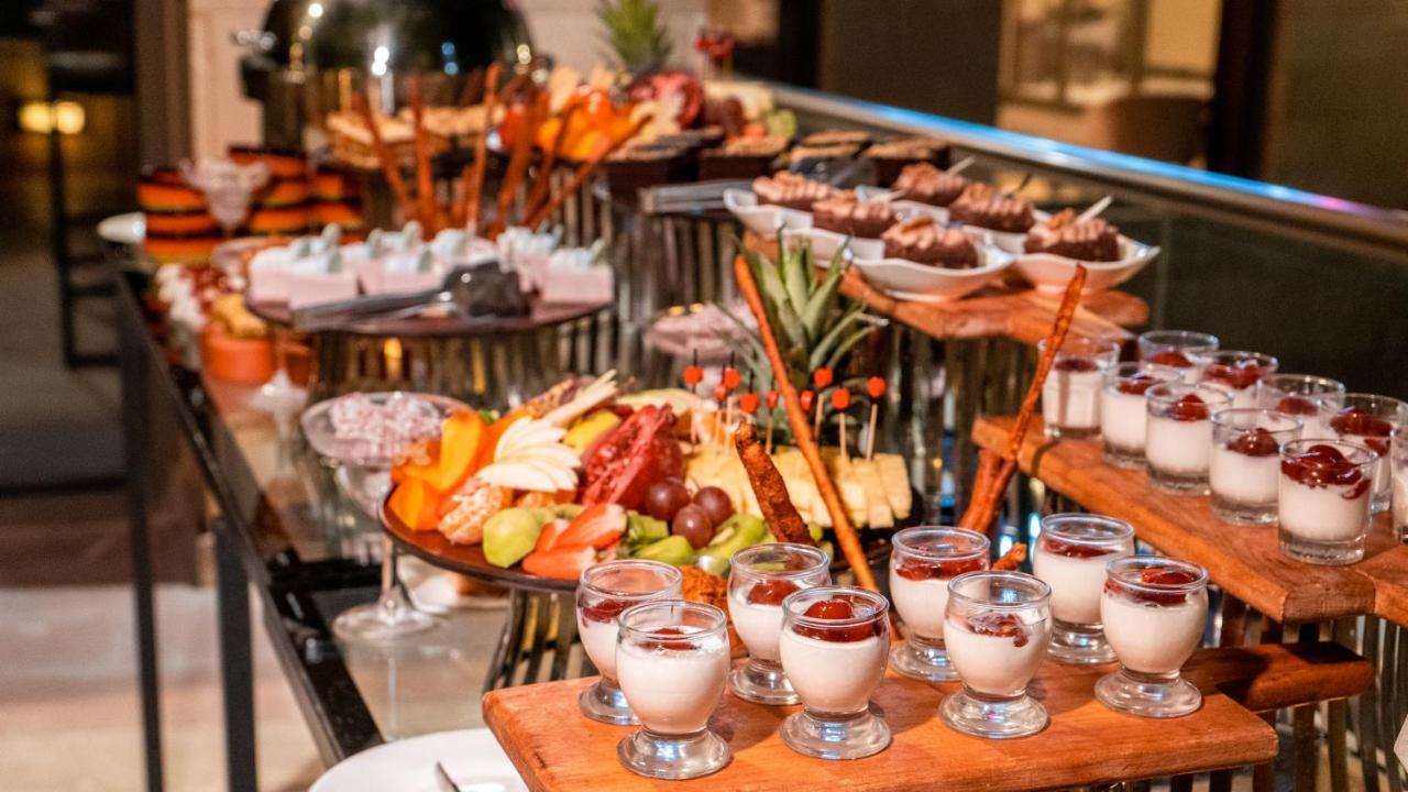 Oryx Hotel Aqaba Bagian luar foto A dessert buffet