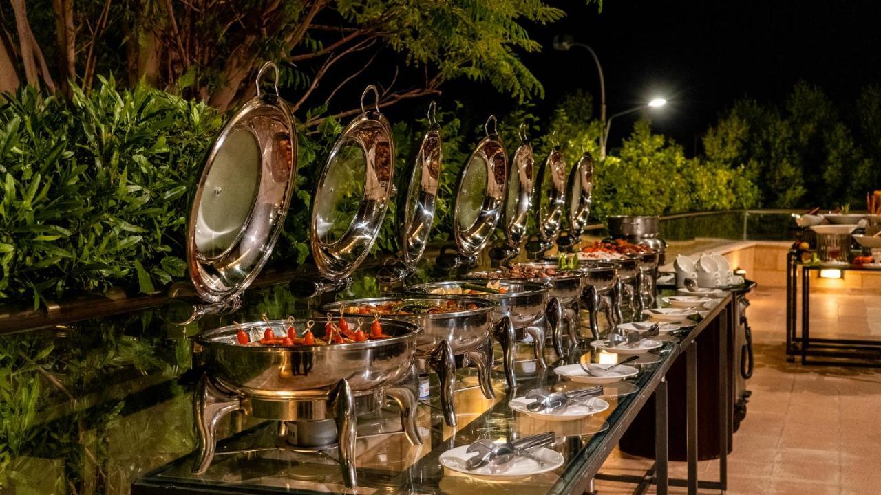 Oryx Hotel Aqaba Bagian luar foto A buffet at a hotel