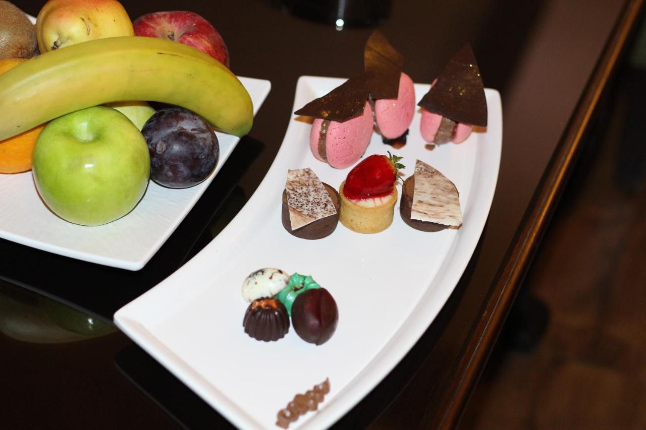 Oryx Hotel Aqaba Bagian luar foto Fruit and petit fours
