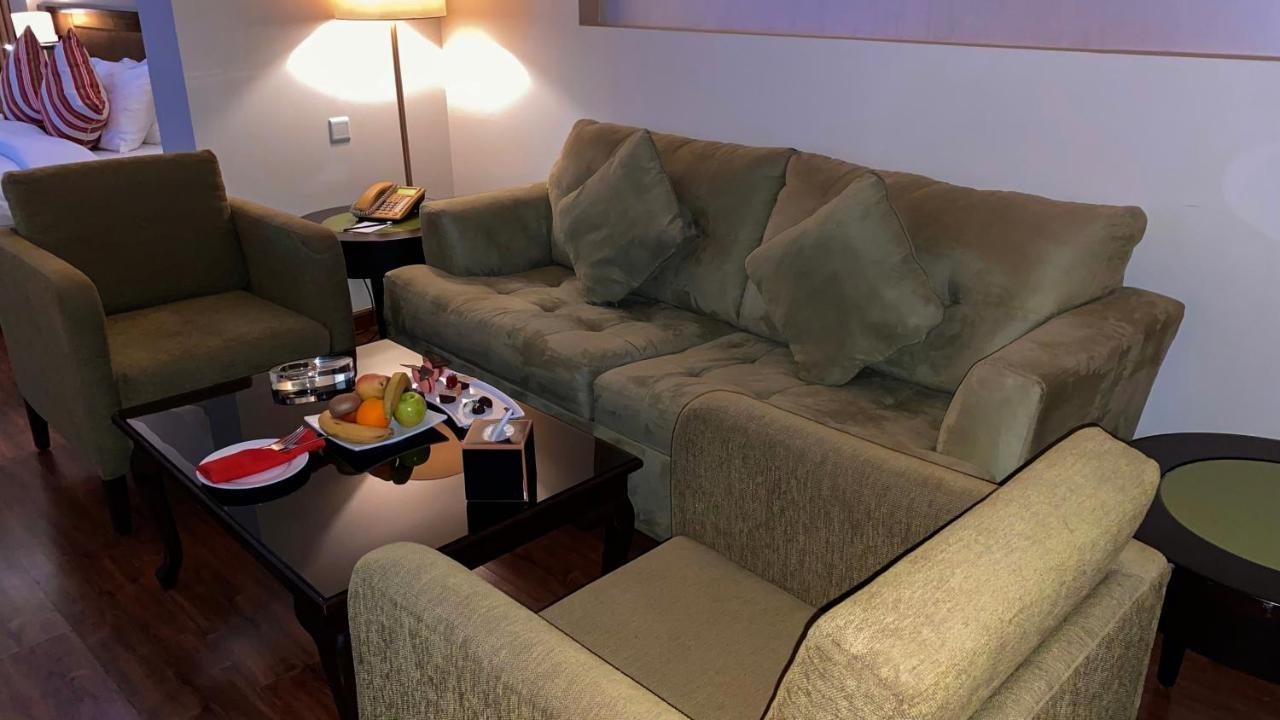 Oryx Hotel Aqaba Bagian luar foto A sofa