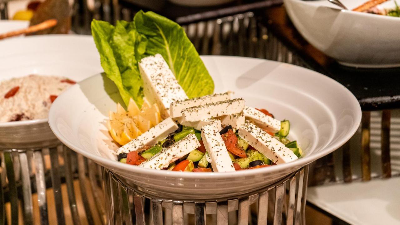 Oryx Hotel Aqaba Bagian luar foto Greek salad