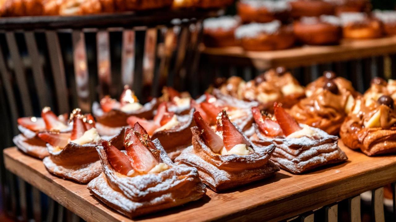 Oryx Hotel Aqaba Bagian luar foto Baked goods at a buffet