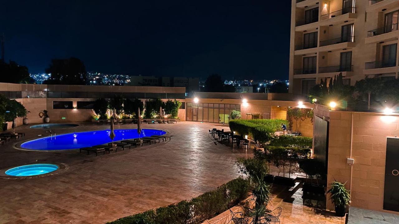 Oryx Hotel Aqaba Bagian luar foto The pool at the hotel