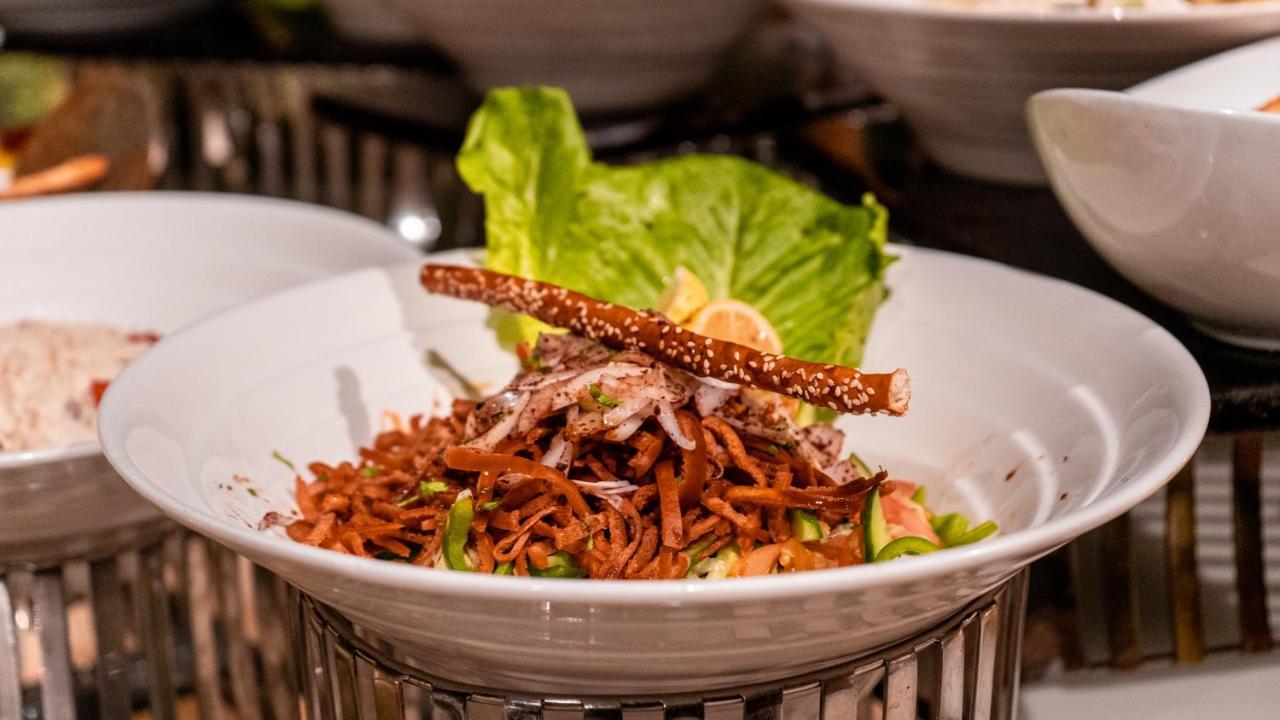 Oryx Hotel Aqaba Bagian luar foto A salad of dried anchovies