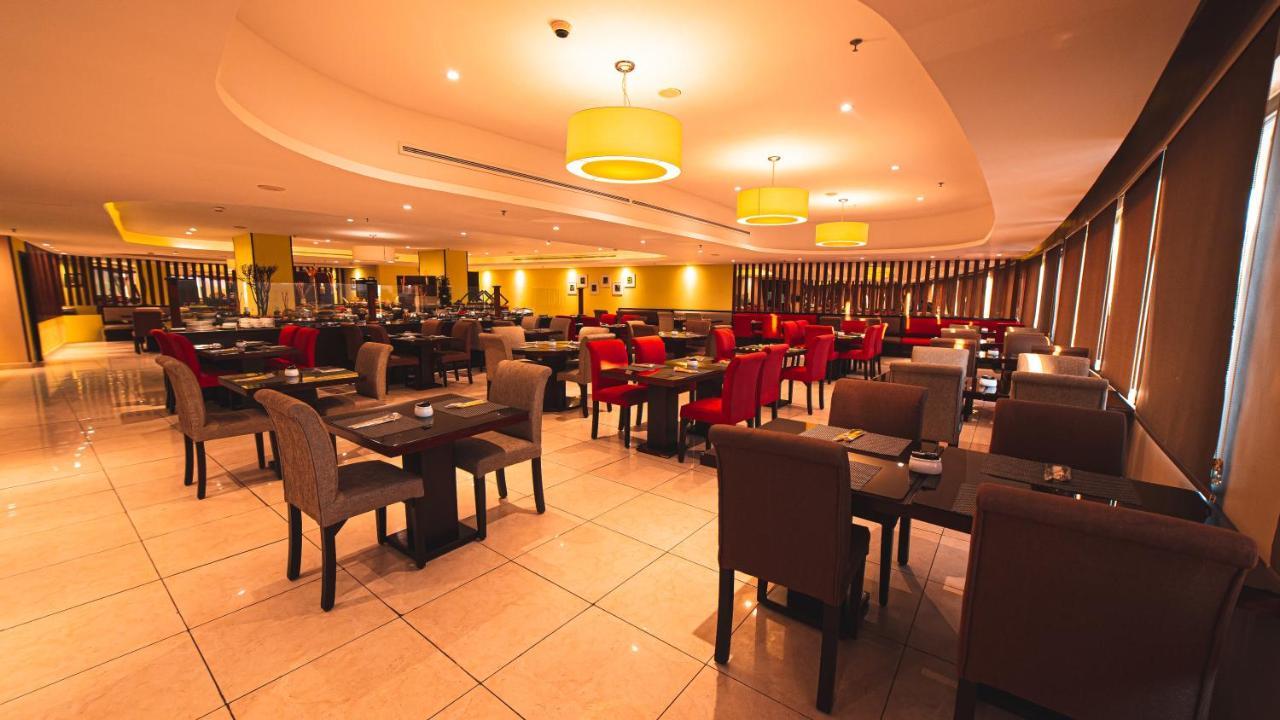 Oryx Hotel Aqaba Bagian luar foto The interior of a typical buffet restaurant