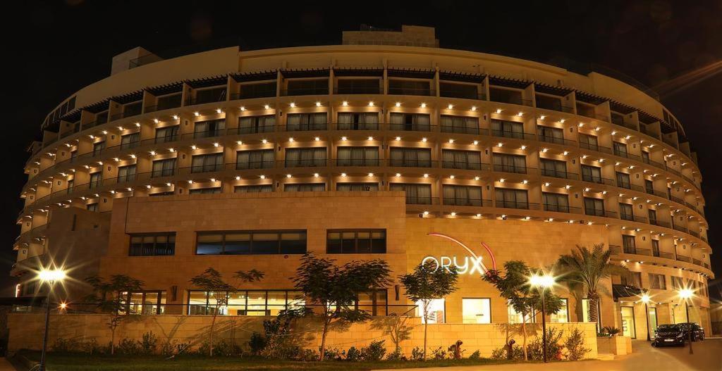 Oryx Hotel Aqaba Bagian luar foto The hotel at night