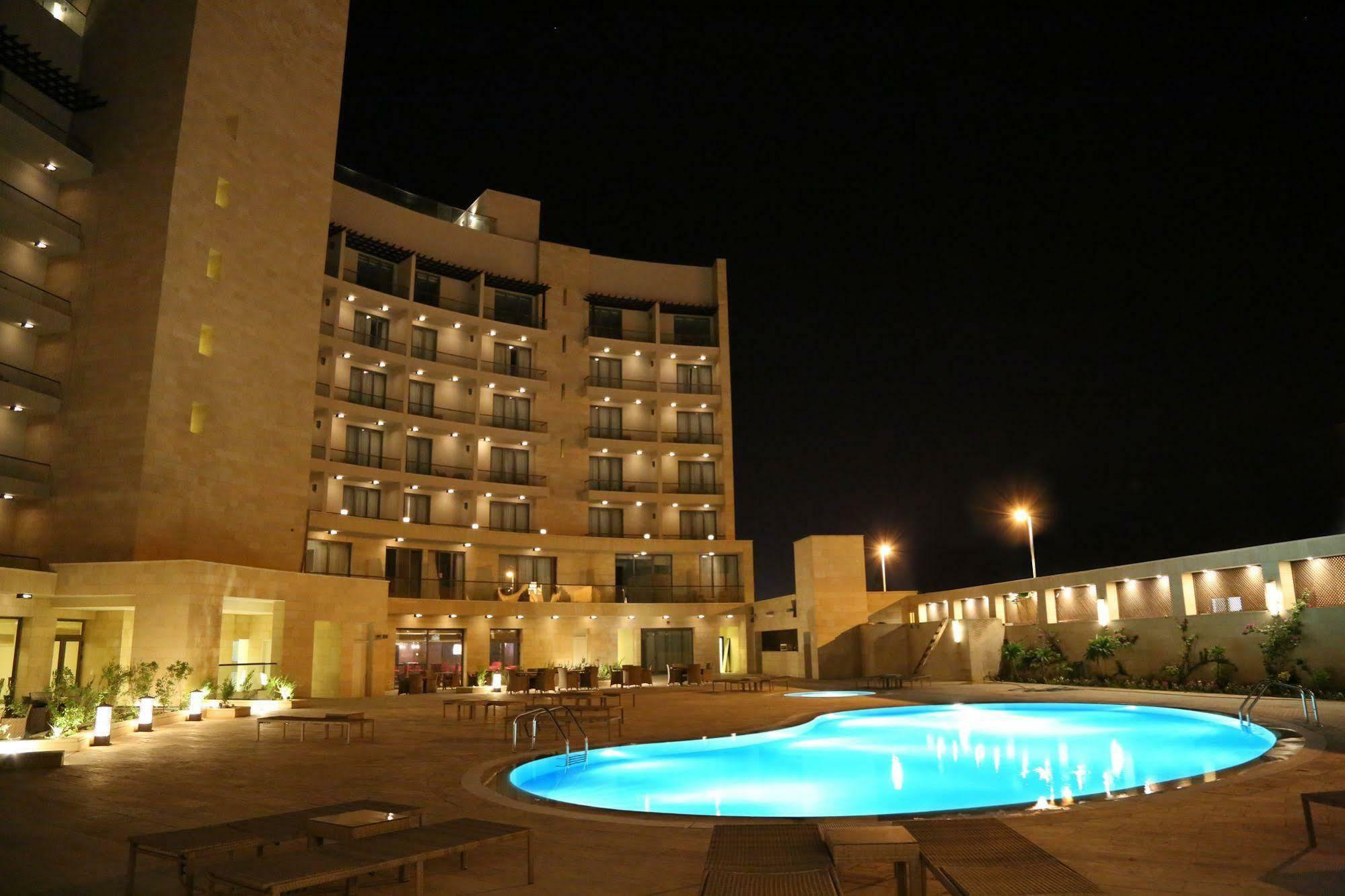 Oryx Hotel Aqaba Bagian luar foto The pool at the Grand Hotel