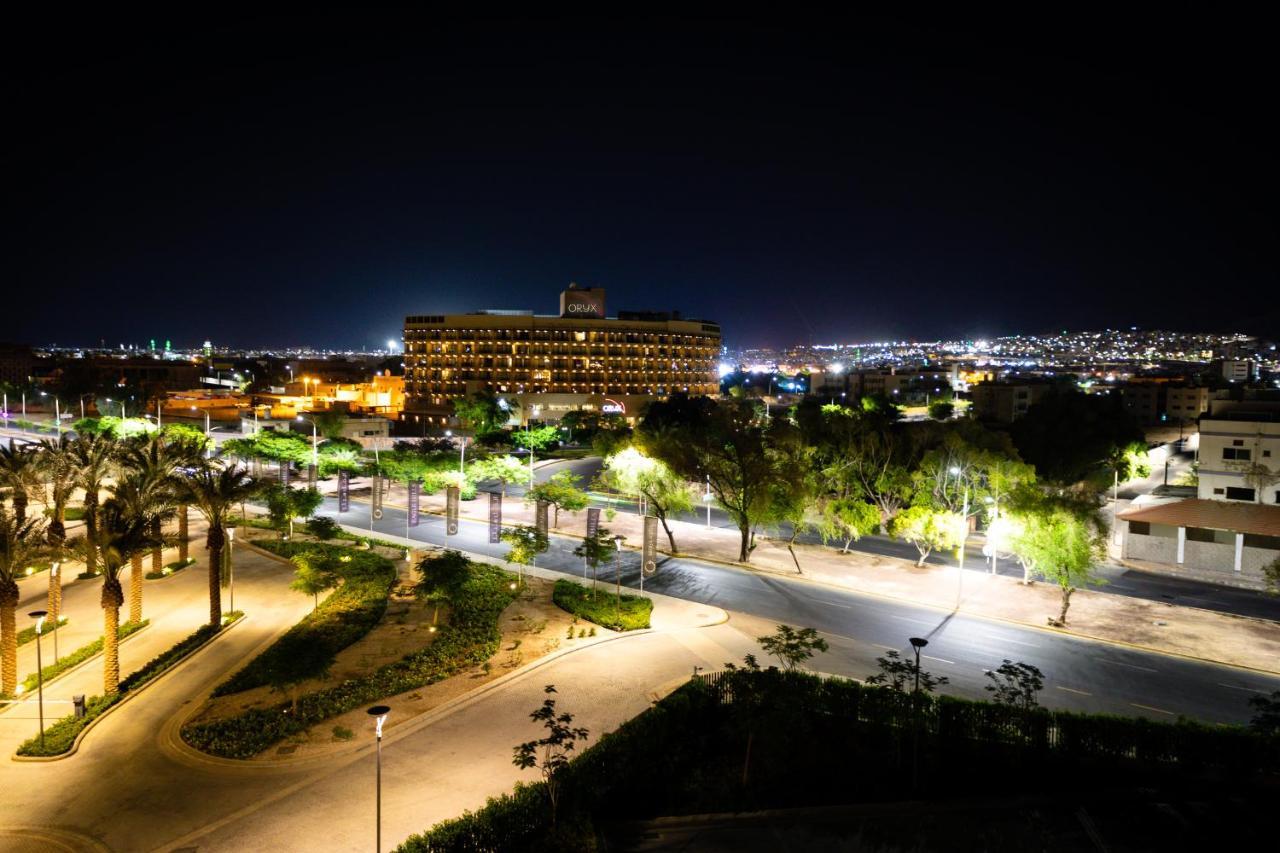 Oryx Hotel Aqaba Bagian luar foto The campus at night